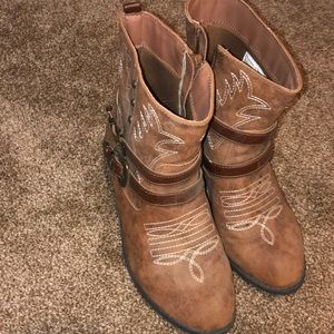 Stylish cowgirl boots!